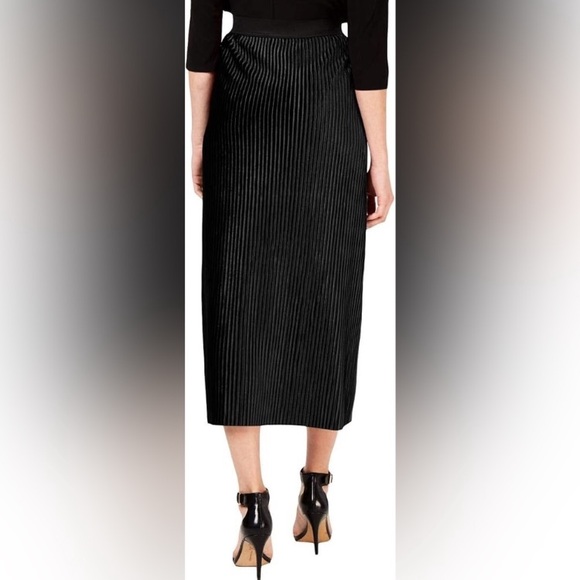 NWT NY Collection Black Velvet Pleated Midi Skirt Petite Medium - Picture 2 of 7